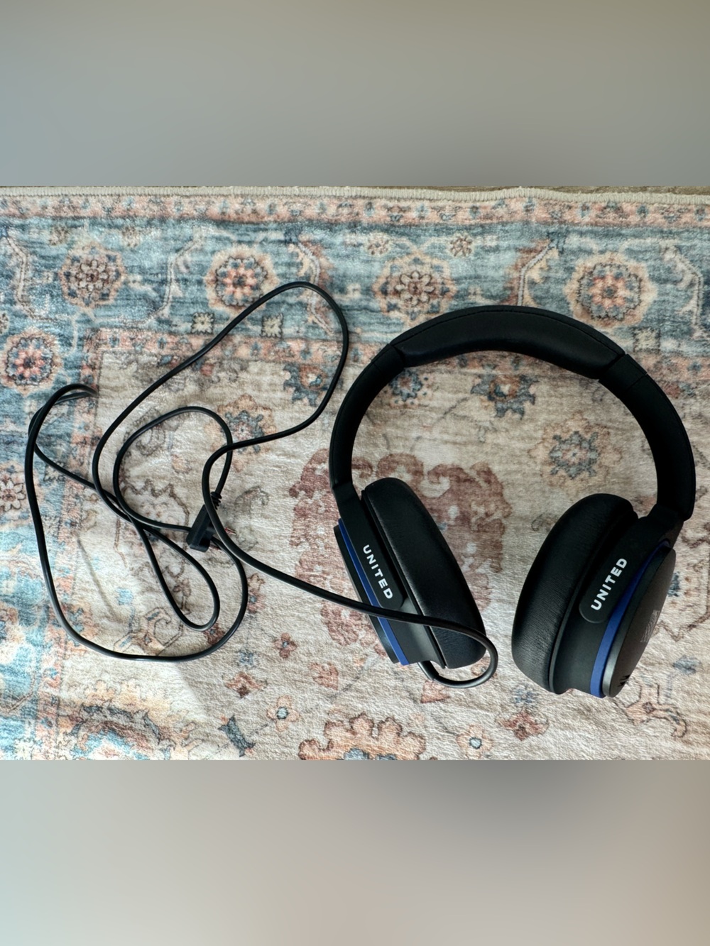 United Airlines Duel Prong Headphones